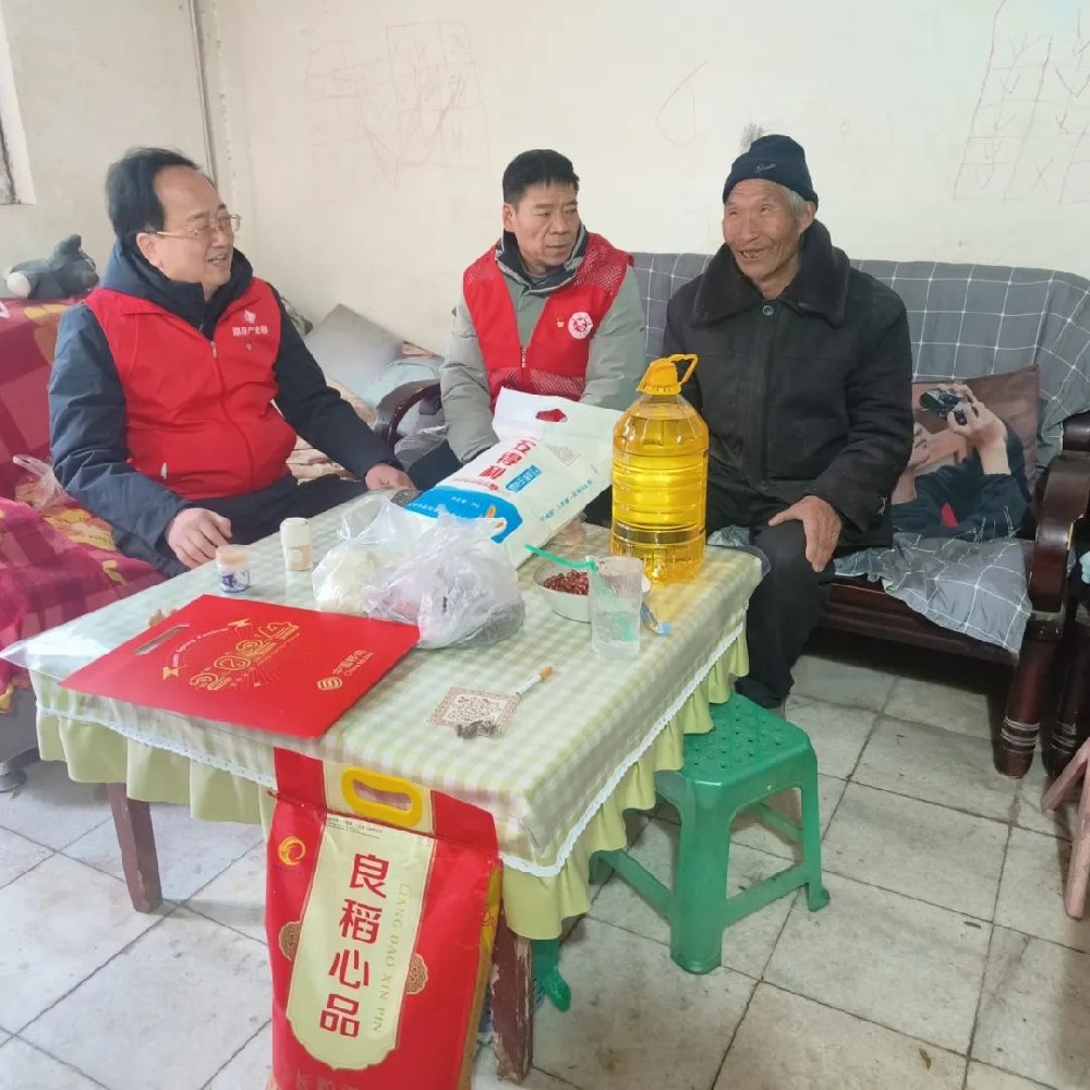 【精神文明建設(shè)】龍行龘龘迎新春，歲寒情深暖人心│鄭投產(chǎn)業(yè)園公司開展“我們的節(jié)日?春節(jié)”送溫暖活動(dòng)